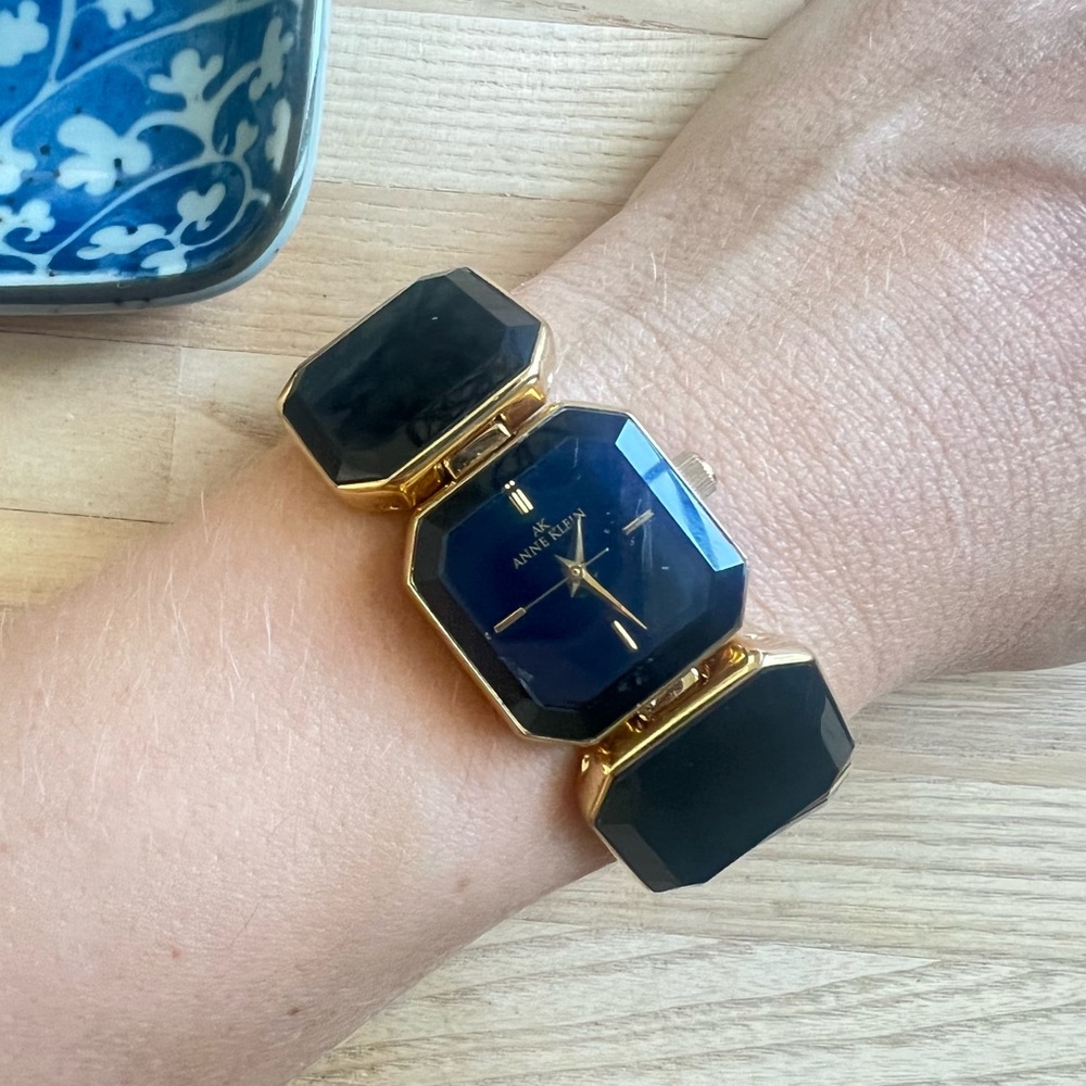 Anne Klein ladies black dial gold tone bracelet watch NEW BATTERY